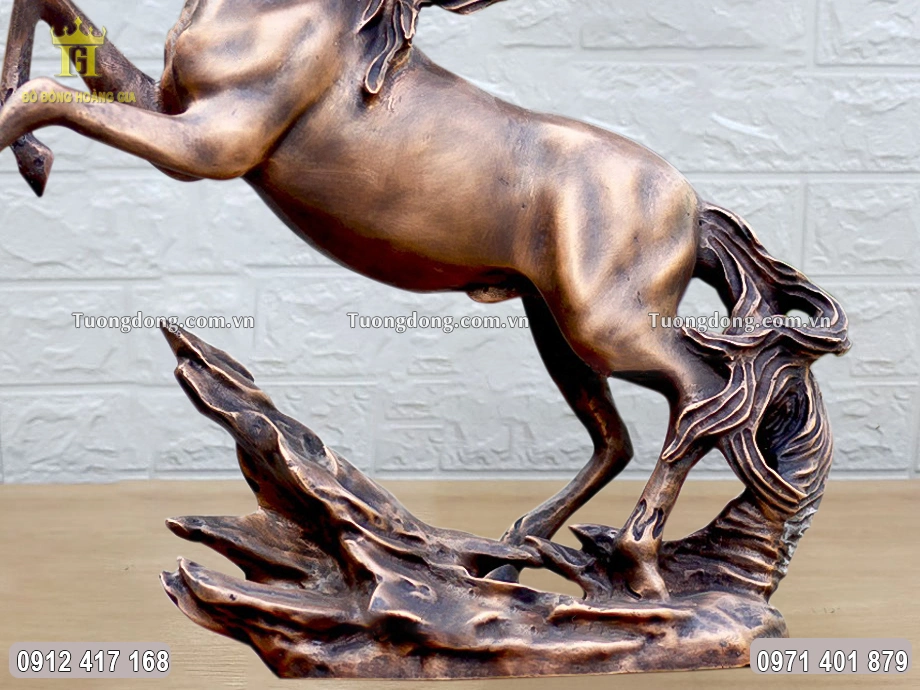 Thần hình rắn chắc của linh vật ngựa